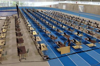  A photograph taken on May 28, 2020 shows desks and chairs for the exams of the UCL Unniversity students and lined up at the indoor athletics track stadium in Louvain-la-Neuve, as Belgium eases lockdown measures taken to curb the spread of the COVID-19 (the novel coronavirus). (Photo by ERIC LALMAND / BELGA / AFP) / Belgium OUTEditoria: EDULocal: Louvain-la-NeuveIndexador: ERIC LALMANDSecao: diseaseFonte: BELGAFotógrafo: STR<!-- NICAID(14509953) -->