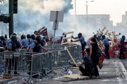  Police remove barricades set by protesters during a demonstration over the killing of George Floyd by a policeman outside the Third Police Precinct on May 27, 2020 in Minneapolis, Minnesota. - Demonstrators gathered on May 27 for a second night of protests over the killing in the US city of Minneapolis of a handcuffed black man by a policeman who held him to the ground with a knee on his neck. As dusk fell, police formed a human barricade around the Third Precinct, where the officers accused of killing George Floyd worked before they were fired on Tuesday. (Photo by kerem yucel / AFP)Editoria: CLJLocal: MinneapolisIndexador: KEREM YUCELSecao: justice and rightsFonte: AFPFotógrafo: STR<!-- NICAID(14510097) -->