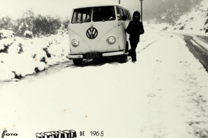  CAXIAS DO SUL, RS, BRASIL (27/06/2014) Neve no Inverno de 1965. Na foto, forte precipitação de neve em Caxias do Sul, no inverno de 1965. Coleção de Hildo Boff. Memória 014.<!-- NICAID(10622173) -->