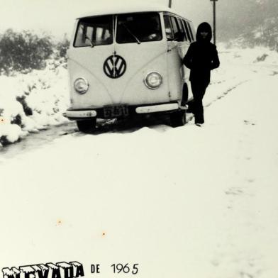  CAXIAS DO SUL, RS, BRASIL (27/06/2014) Neve no Inverno de 1965. Na foto, forte precipitação de neve em Caxias do Sul, no inverno de 1965. Coleção de Hildo Boff. Memória 014.<!-- NICAID(10622173) -->