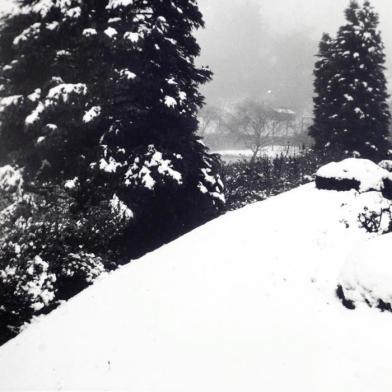  CAXIAS DO SUL, RS, BRASIL (27/06/2014) Neve no Inverno de 1965. Na foto, forte precipitação de neve em Caxias do Sul, no inverno de 1965. Coleção de Hildo Boff. Memória 014.<!-- NICAID(10622177) -->