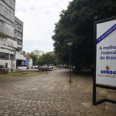  PORTO ALEGRE, RS, BRASIL, 18-03-2020: Campus central da Ufrgs sem movimento devido à suspensão das atividades na universidade. (Foto: Mateus Bruxel / Agência RBS)<!-- NICAID(14455114) -->