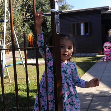  CAXIAS DO SUL, RS, BRASIL, 20/05/2020 - Valentina Dutra, três anos. Com o isolamento a menina que nasceu prematura e é acompanhada por uma pneumologista pediátrica não ficou doente até o momento neste ano. (Marcelo Casagrande/Agência RBS)<!-- NICAID(14504243) -->