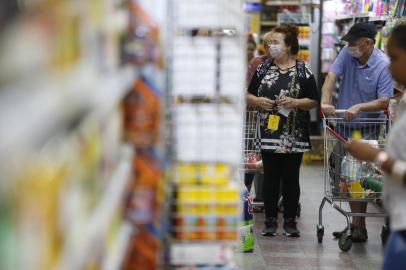  PORTO ALEGRE, RS, BRASIL - 16.03.2020 - Tá faltando produto nos supermercados e farmácias? (Foto: Lauro Alves/Agencia RBS)<!-- NICAID(14452783) -->