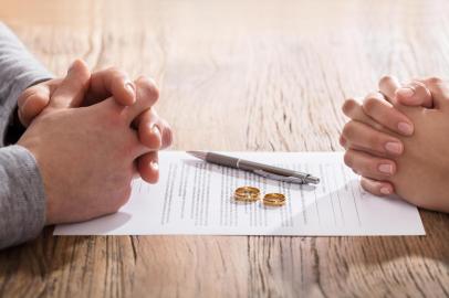  PORTO ALEGRE, RS, BRASIL, 05/11/2019- Mãos da esposa e do marido no documento do divórcio com aliança no centro. (Foto: Andrey Popov / stock.adobe.com)Indexador: Andrey PopovFonte: 151313579<!-- NICAID(14314820) -->