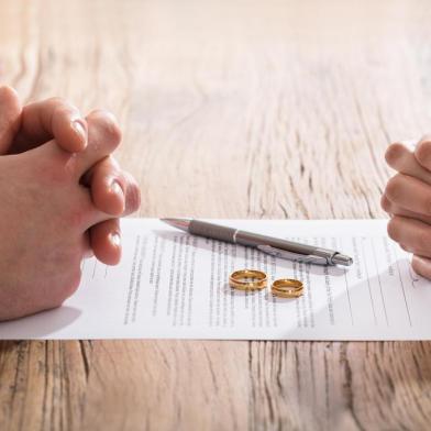  PORTO ALEGRE, RS, BRASIL, 05/11/2019- Mãos da esposa e do marido no documento do divórcio com aliança no centro. (Foto: Andrey Popov / stock.adobe.com)Indexador: Andrey PopovFonte: 151313579<!-- NICAID(14314820) -->