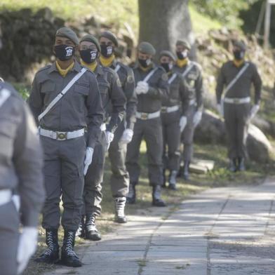  PORTO ALEGRE, RS, BRASIL - 2020.05.29 - Formatura de 41 novos soldados da Brigada Militar, no ginásio da Escola de Educação Física da corporação, em Porto Alegre. Um esquema especial de prevenção ao coronavírus foi programado para a ocasião. (Foto: ANDRÉ ÁVILA/ Agência RBS)<!-- NICAID(14510874) -->