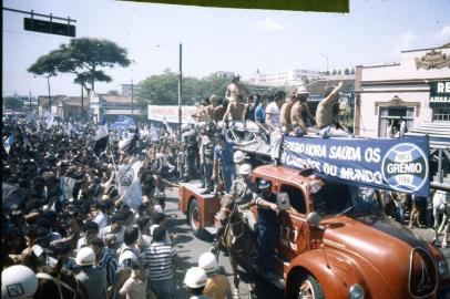  Grêmio Campeão do Mundo de 1983.Desfile da equipe do Grêmio pelas ruas de Porto Alegre após a conquista do Mundial de 1983.-#SLIDE COR