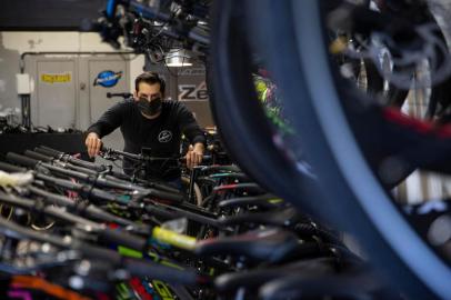  PORTO ALEGRE, RS, BRASIL - 27.05.2020 - Bicicletas na Pandemia. Aumentou a circulação de bicicletas em tempos de distanciamento social, seja por medo de contágio em transporte público, seja por mudança de hábitos e de relação com a cidade. As lojas que vendem e oferecem manutenção de bicicletas foram consideradas serviço essencial em Londres, e este meio de transporte foi incentivado pelo poder público. Em Porto Alegre, estabelecimentos de venda e manutenção de bikes já registram aumento expressivo de gente que tinha bicicleta em casa e resolveu tirá-la da garagem neste momento. Na imagem: Proprietário da Maiss Bike Store Pablo Weiss. (Foto: Jefferson Botega/Agencia RBS)Indexador: Jefferson Botega<!-- NICAID(14509617) -->