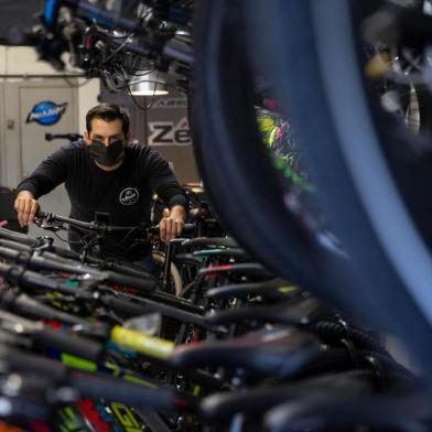  PORTO ALEGRE, RS, BRASIL - 27.05.2020 - Bicicletas na Pandemia. Aumentou a circulação de bicicletas em tempos de distanciamento social, seja por medo de contágio em transporte público, seja por mudança de hábitos e de relação com a cidade. As lojas que vendem e oferecem manutenção de bicicletas foram consideradas serviço essencial em Londres, e este meio de transporte foi incentivado pelo poder público. Em Porto Alegre, estabelecimentos de venda e manutenção de bikes já registram aumento expressivo de gente que tinha bicicleta em casa e resolveu tirá-la da garagem neste momento. Na imagem: Proprietário da Maiss Bike Store Pablo Weiss. (Foto: Jefferson Botega/Agencia RBS)Indexador: Jefferson Botega<!-- NICAID(14509617) -->