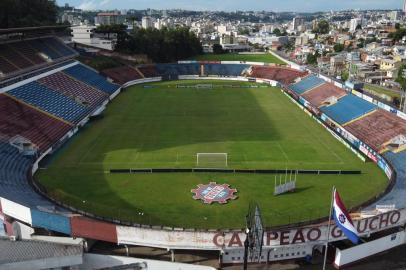 CAXIAS DO SUL, RS, BRASIL, 18/02/2020. Vista aérea do estádio Francisco Stédile, mais conhecido como Estádio Centenário. Ele serár palco do único jogo da final da Taça Cel. Ewaldo Poeta, primeiro turno do Campeonato Brasileiro. O confronto será SER Caxias x Grêmio, no próximo sábado (22/02).  (Porthus Junior/Agência RBS)<!-- NICAID(14423592) -->