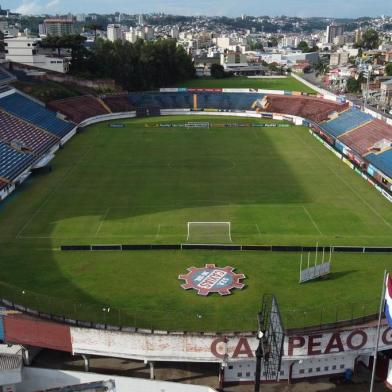 CAXIAS DO SUL, RS, BRASIL, 18/02/2020. Vista aérea do estádio Francisco Stédile, mais conhecido como Estádio Centenário. Ele serár palco do único jogo da final da Taça Cel. Ewaldo Poeta, primeiro turno do Campeonato Brasileiro. O confronto será SER Caxias x Grêmio, no próximo sábado (22/02).  (Porthus Junior/Agência RBS)<!-- NICAID(14423592) -->