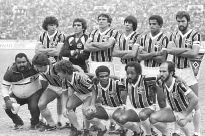 Foto da equipe do Grêmio no jogo Grêmio 2x1 Hamburgo Sv, da Alemanha, válido pelo Campeonato Mundial Interclubes, 1983, realizado dia 11/12/83, no Estádio Nacional de Tóquio, no Japão, que consagrou a equipe gremista como campeã mundial de 1983.#ENVELOPE : 16705Em pé Esq/Dir  -  Paulo Roberto, Mazarópi, Baidek, China, Paulo Cesar Magalhães e Hugo de LeónAbaixado esq/Dir - ? , Renato Portalupi, Osvaldo, Tarciso, Paulo Cesar Caju e Mário Sergio. Data Evento: 10/12/1983