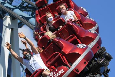  People wearing protective masks enjoy Euro-Mir roller coaster at Europa-Park, Germanys largest theme park, in Rust, on May 29, 2020 during the reopening day after several weeks of lockdown measures taken to curb the spread of the COVID-19 pandemic, caused by the novel coronavirus. (Photo by PATRICK HERTZOG / AFP)Editoria: HTHLocal: RustIndexador: PATRICK HERTZOGSecao: diseaseFonte: AFPFotógrafo: STF<!-- NICAID(14510905) -->