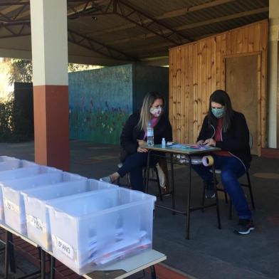 Direção da escola municipal Atiliano Pinguelo entregando os conteúdos na antiga sede, que fica no bairro De Zorzi. Nas caixas organizadoras estão os materiais<!-- NICAID(14511118) -->