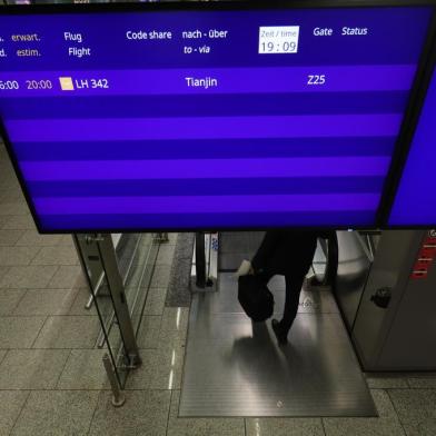 German workers return to China for first time since outbreak, on charter flightA screen showing Lufthansa flight LH 342 to Tianjin, China (the first post-lockdown flight departing Europe for China) is pictured at the airport in Frankfurt am Main, western Germany, on May 29, 2020. - A first mass flight carrying Europeans to China following weeks of lockdown departed Germanys biggest hub Frankfurt late Friday, carrying around 200 workers and their families (Photo by Yann Schreiber / AFP)Editoria: FINLocal: Frankfurt am MainIndexador: YANN SCHREIBERSecao: business (general)Fonte: AFPFotógrafo: STF<!-- NICAID(14511427) -->