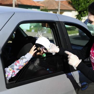 Escolas de educação infantil de Canoas organizaram drive thru para recolher agasalhos e as crianças poderem matar a saudade das professoras das escolinhas, fechadas em razão da pandemia do coronavírus desde 19 de março.<!-- NICAID(14511547) -->