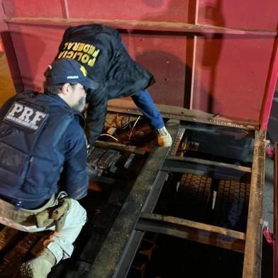 Uma ação policial conjunta na BR-116 resultou na apreensão de 200 quilos de pasta base de cocaína em Caxias do Sul. A droga estava escondida no assolado de um caminhão semirreboque.<!-- NICAID(14511697) -->