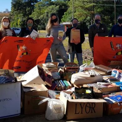 Grupo de corredores Fugindo da Genoveva arrecadou 1,7 mil livros, que integrarão as cestas básicas oferecidas pela prefeitura.<!-- NICAID(14510976) -->