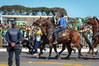 Ato a favor de Bolsonaro PalÃ¡cio do PlanaltoBRASÍLIA,DF,31.05.2020:ATO-FAVOR-BOLSONARO-PALÁCIO-PLANALTO - Manifestação em apoio ao presidente Jair Bolsonaro, em frente ao Palácio do Planalto, em Brasília (DF), neste domingo (31). O presidente chegou de helicóptero, junto com o Ministro da Defesa Fernando Azevedo. Desfilou à cavalo e cumprimentou manifestantes. (Foto: Wagner Pires/Futura Press/Folhapress)<!-- NICAID(14511872) -->