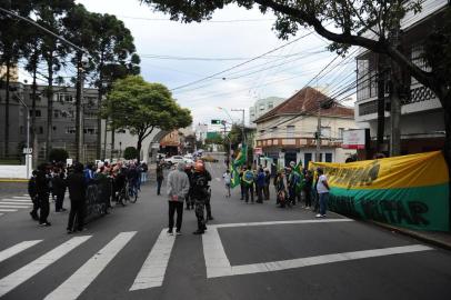  CAXIAS DO SUL, RS, BRASIL (31/05/2020)Manifestação reúne defensores e contrários a Bolsonaro em frente ao 3º Grupo de Artilharia Antiaérea (3º GAAAe). (Antonio valiente/Agência RBS)<!-- NICAID(14512024) -->