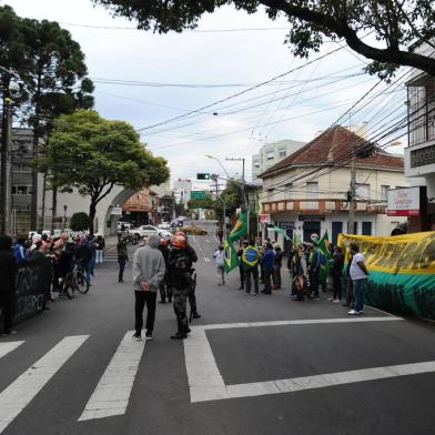  CAXIAS DO SUL, RS, BRASIL (31/05/2020)Manifestação reúne defensores e contrários a Bolsonaro em frente ao 3º Grupo de Artilharia Antiaérea (3º GAAAe). (Antonio valiente/Agência RBS)<!-- NICAID(14512024) -->