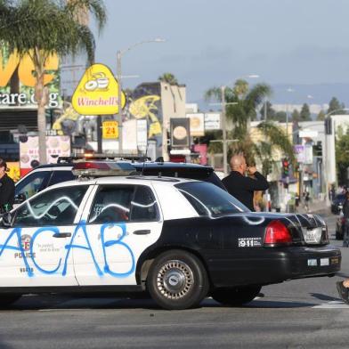 National Guard Called In As Protests And Unrest Erupt Across Los Angeles Causing Widespread DamageLOS ANGELES, CALIFORNIA - MAY 31: A man walks past a defaced LAPD vehicle in the Fairfax District, an area damaged during yesterdays unrest, following violent demonstrations in response to George Floys death on May 31, 2020 in Los Angeles, California. California Governor Gavin Newsom has deployed National Guard troops to Los Angeles. Former Minneapolis police officer Derek Chauvin was taken into custody for Floyds death. Chauvin has been accused of kneeling on Floyds neck as he pleaded with him about not being able to breathe. Floyd was pronounced dead a short while later. Chauvin and 3 other officers, who were involved in the arrest, were fired from the police department after a video of the arrest was circulated.   Mario Tama/Getty Images/AFPEditoria: CLJLocal: Los AngelesIndexador: MARIO TAMAFonte: GETTY IMAGES NORTH AMERICAFotógrafo: STF<!-- NICAID(14511956) -->