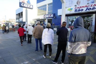  PORTO ALEGRE,RS,BRASIL.2020,05,30.Fila na Caixa Economica Federal,da Lomba do Pinheiro,para os necessecitados tentar receber auxilio emergêncial de R$600 reais.(RONALDO BERNARDI/AGENCIA RBS).<!-- NICAID(14511552) -->