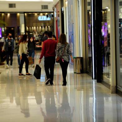  CAXIAS DO SUL, RS, BRASIL, 20/05/2020. Superintendente do Shopping Iguatemi Caxias, Thiago Quina, fala sobre os procedimentos implantados e alternativas de vendas adotadas para manter funcionamento do shopping mesmo durante a pandemia. Drive thru e delivery, além da negociação customizada com cada uma das lojas, são algumas das medidas que visam reduzir o impacto econômico gerado pela pandemia. (Porthus Junior/Agência RBS)<!-- NICAID(14504082) -->