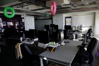  PORTO ALEGRE, RS, BRASIL, 29-05-2020: Ambiente da empresa ThoughWorks vazio, devido a teletrabalho dos funcionários. Pelo menos 250 pessoas agora trabalham de casa na empresa. (Foto: Mateus Bruxel / Agência RBS)Indexador: Mateus Bruxel<!-- NICAID(14511132) -->