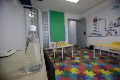  PORTO ALEGRE, RS, BRASIL . 2020.06.01 - Impacto do cancelamento de aulas nos cursinhos de idiomas. Escola particular de inglês, Yazigi, se prepara para retornar aulas com menos alunos em cada sala, com distanciamento e medidas de higiene (Foto: ANDRÉ ÁVILA/ Agência RBS)Indexador: Andre Avila<!-- NICAID(14512486) -->