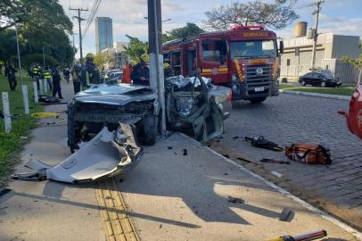 Um cabo do Exército ficou gravemente ferido após se envolver em um acidente na Avenida Borges de Medeiros, próximo à Praça Itália, em Porto Alegre. A colisão ocorreu por volta das 15h, quando o veículo trafegava no sentido Centro-bairro.<!-- NICAID(14512550) -->