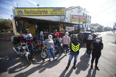  PORTO ALEGRE, RS, BRASIL - 30.05.2020 - Uma oficina de motos da zona norte reuniu clientes, a maioria motoboys, para fazer e distribuir marmitas a moradores de rua. Todos os alimentos utilizados são fruto de doações do pessoal que circula na oficina durante a semana. (Foto: Félix Zucco/Agencia RBS)<!-- NICAID(14511807) -->