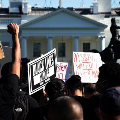  Demonstrators protesting the death of George Floyd hold up placards near the White House on June 1, 2020 in Washington, DC. - Police fired tear gas outside the White House late Sunday as anti-racism protestors again took to the streets to voice fury at police brutality, and major US cities were put under curfew to suppress rioting.With the Trump administration branding instigators of six nights of rioting as domestic terrorists, there were more confrontations between protestors and police and fresh outbreaks of looting. Local US leaders appealed to citizens to give constructive outlet to their rage over the death of an unarmed black man in Minneapolis, while night-time curfews were imposed in cities including Washington, Los Angeles and Houston. (Photo by Olivier DOULIERY / AFP)Editoria: CLJLocal: WashingtonIndexador: OLIVIER DOULIERYSecao: policeFonte: AFPFotógrafo: STF<!-- NICAID(14512705) -->