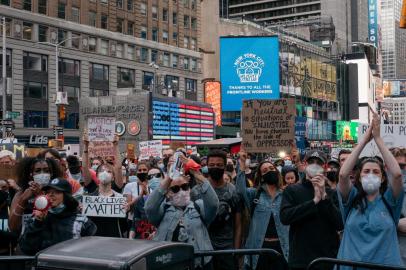 Protests Against Police Brutality Over Death Of George Floyd Continue In NYCNEW YORK, NY - JUNE 01: Demonstrators raise signs and chant during a rally in Times Square denouncing racism in law enforcement and the May 25 killing of George Floyd while in the custody of Minneapolis, on June 1, 2020 in New York City. Days of protest, sometimes violent, have followed in many cities across the country.   Scott Heins/Getty Images/AFPEditoria: CLJLocal: New YorkIndexador: Scott HeinsFonte: GETTY IMAGES NORTH AMERICAFotógrafo: STR<!-- NICAID(14512727) -->