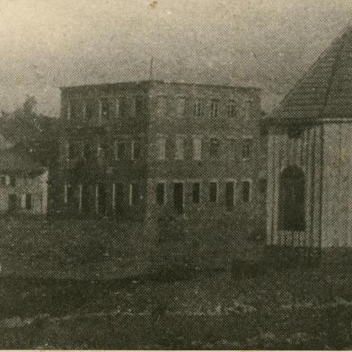 O quiosque de Andrea Benetti em 1909, na esquina das ruas Sinimbu e Marquês do Herval. À esquerda, o prédio do Hotel Bella Vista, pertencente à família Grossi<!-- NICAID(14512571) -->