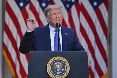 One week since African-American George Floyd died during a brutal police arrest, sparking a wave of nation-wide protestsUS President Donald Trump delivers remarks in front of the media in the Rose Garden of the White House in Washington, DC on June 1, 2020. - US President Donald Trump was due to make a televised address to the nation on Monday after days of anti-racism protests against police brutality that have erupted into violence.The White House announced that the president would make remarks imminently after he has been criticized for not publicly addressing in the crisis in recent days. (Photo by Brendan Smialowski / AFP)Editoria: HTHLocal: WashingtonIndexador: BRENDAN SMIALOWSKISecao: diseaseFonte: AFPFotógrafo: STF<!-- NICAID(14512881) -->