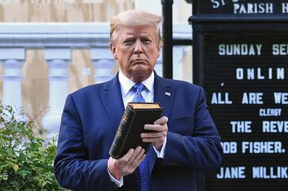 One week since African-American George Floyd died during a brutal police arrest, sparking a wave of nation-wide protestsUS President Donald Trump holds up a Bible outside of St Johns Episcopal church across Lafayette Park in Washington, DC on June 1, 2020. - US President Donald Trump was due to make a televised address to the nation on Monday after days of anti-racism protests against police brutality that have erupted into violence.The White House announced that the president would make remarks imminently after he has been criticized for not publicly addressing in the crisis in recent days. (Photo by Brendan Smialowski / AFP)Editoria: HTHLocal: WashingtonIndexador: BRENDAN SMIALOWSKISecao: diseaseFonte: AFPFotógrafo: STF<!-- NICAID(14512885) -->