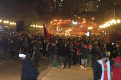 CURITIBA, PR, 01.06.2020 Â– PROTESTO-PR: Grupo de manifestantes do movimento antifascista autointitulado ÂAntifaÂ promovem confusÃ£o e depredaÃ§Ã£o de pontos de Ã´nibus, bancos e atearam fogo em uma bandeira do Brasil, no PalÃ¡cio IguaÃ§u, em Curitiba, durante protesto contra o governador Jair Bolsonaro (sem partido), nesta segunda-feira (1). (Foto: Geraldo Bubniak/AGBFolhapress)<!-- NICAID(14512978) -->