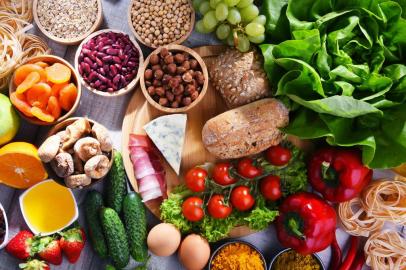  Composition with assorted organic food products on wooden kitchen table.Fonte: 263685933<!-- NICAID(14462437) -->