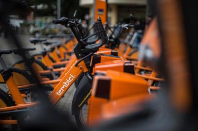  PORTO ALEGRE, RS, BRASIL - Adesão crescente e constante ao BikePoa. BikePoa número 01, em frente ao Mercado Público.Indexador: Jefferson Botega<!-- NICAID(13902035) -->