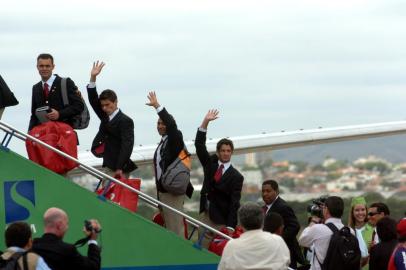 *** Carlinhos Rodrigues - Inter 14 ***Time do Internacional embarca no antigo terminal do aeroporto Salgado Filho para ir disputar o Mundial Interclubes no Japão. Na foto, por último na escada, Alexandre Pato.