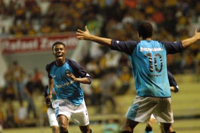 Campeonato Brasileiro de futebol 2004  -  Lance da partida entre Grêmio 2x1 Criciúma no Estádio Heriberto Hülse - Destaque para Michel Bastos.#PÁGINA:01Criciúma-SC - 26/06/2004 - EsporteFoto: Ulisses JobAssunto: Criciúma1X2 GrêmioResumo: Segundo gol do Grêmio. Fonte: Agência RBS Data Evento: 00/00/2004