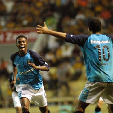 Campeonato Brasileiro de futebol 2004  -  Lance da partida entre Grêmio 2x1 Criciúma no Estádio Heriberto Hülse - Destaque para Michel Bastos.#PÁGINA:01Criciúma-SC - 26/06/2004 - EsporteFoto: Ulisses JobAssunto: Criciúma1X2 GrêmioResumo: Segundo gol do Grêmio. Fonte: Agência RBS Data Evento: 00/00/2004