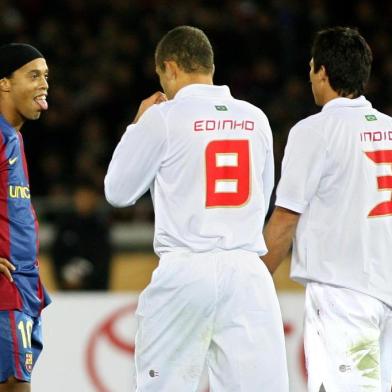 72812876Spain's FC Barcelona forward Ronaldinho (L) of Brazil puts out his tongue after missing a free kick as he stands beside Brazil's SC Internacional midfielder Edinho (C) and Indio (R) in the FIFA Club World Cup in Yokohama, 17 December 2006. FC Barcelona was defeated by SC International 1-0.    AFP PHOTO/Toru YAMANAKA (Photo by TORU YAMANAKA / AFP)Editoria: SPOLocal: YokohamaIndexador: TORU YAMANAKASecao: soccerFonte: AFP