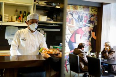  PORTO ALEGRE, RS, BRASIL, 02-06-2020: O proprietário Rodrigo Seninha no Sushi Seninha no Mercado Público. Ele fechará a unidade no bairro Petrópolis e vai concentrar as operações na unidade da região central. No restaurante, os cuidados estão redobrados, por envolver alimento que pode ser consumido cru e em que a manipulação é parte do processo de preparo. (Foto: Mateus Bruxel / Agência RBS)Indexador: Mateus Bruxel<!-- NICAID(14513298) -->