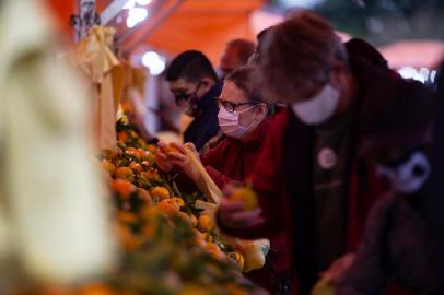  PORTO ALEGRE, RS, BRASIL - Acompanhamos a feira da Epatur, na capital, pra ver como as pessoas (tanto feirantes como clientes) estão se comportando nas feiras. Eles estão tomando cuidados para evitar a propagação do coronavírus? (Foto: Jefferson Botega/Agencia RBS)Indexador: Jefferson Botega<!-- NICAID(14513825) -->