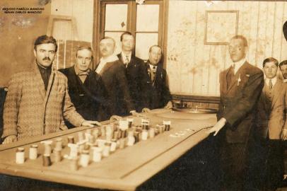 Domingos Mancuso (à esquerda) e amigos durante um jogo de bilhar, um de seus hobbies, por volta de 1915. <!-- NICAID(14513503) -->
