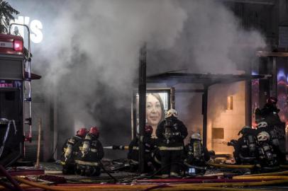  Picture released by Agencia Telam showing firefighters putting out a fire after two explosions at a perfume store killed two firemen and injured 15 others, in Buenos Aires, on June 2, 2020. - Two firefighters died and 15 others suffered injuries from two explosions at the time they were fighting a fire in the perfume store in Buenos Aires, sources from the emergency service reported. (Photo by FERNANDO GENS / TELAM / AFP) / Argentina OUT / RESTRICTED TO EDITORIAL USE - MANDATORY CREDIT AFP PHOTO/ TELAM / FERNANDO GENS - NO MARKETING NO ADVERTISING CAMPAIGNS - DISTRIBUTED AS A SERVICE TO CLIENTSEditoria: DISLocal: Buenos AiresIndexador: FERNANDO GENSSecao: fireFonte: TELAMFotógrafo: STR<!-- NICAID(14513986) -->