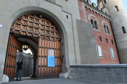  Johann Hensel, director of the Neuschwanstein Castle, opens the entrance gate prior to the reopening of Neuschwanstein Castle, near the village of Hohenschwangau in southern Germany on June 2, 2020, amid the novel coronavirus Covid-19 pandemic. - Famous for its fairy tale architecture, Neuschwanstein Castle reopens after two and a half months of closure due to the Covid-19 crisis. (Photo by Christof STACHE / AFP)Editoria: HTHLocal: HohenschwangauIndexador: CHRISTOF STACHESecao: diseaseFonte: AFPFotógrafo: STR<!-- NICAID(14514034) -->